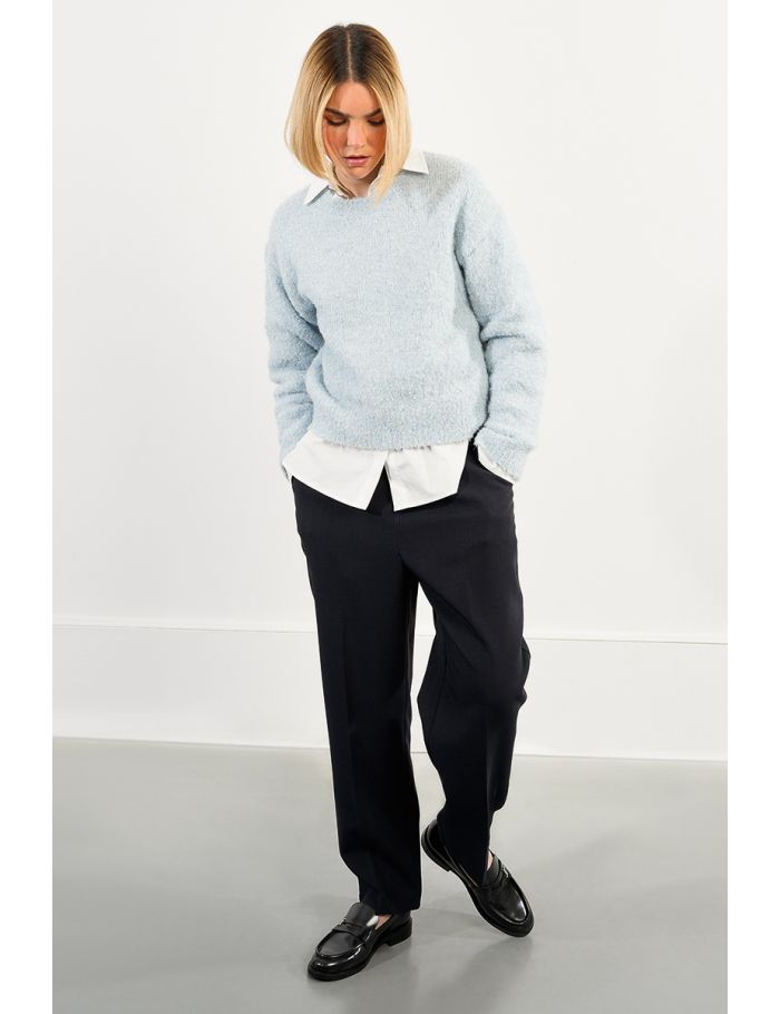 Carrot trousers with pleats