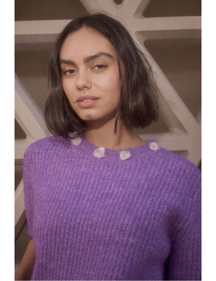 Short-sleeved sweater with beaded flowers