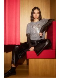 Short-sleeved sweater with sequin bow