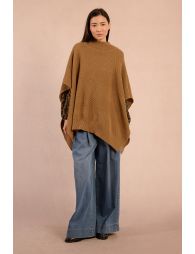 Ponchoasimétrico con cuello alto