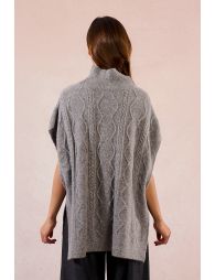 Ponchoasimétrico con cuello alto