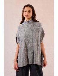 Sleeveless cable knit sweater