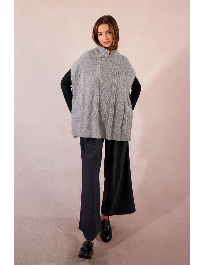 Sleeveless cable knit sweater
