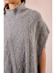 Sleeveless cable knit sweater