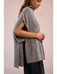 Sleeveless cable knit sweater
