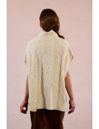 Sleeveless cable knit sweater