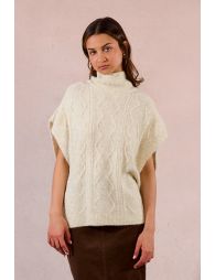 Sleeveless cable knit sweater
