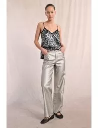 Pantalon large et enduit