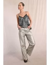 Pantalon large et enduit