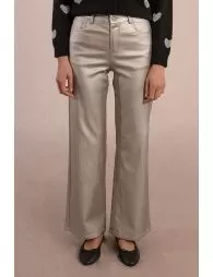 Pantalon large et enduit