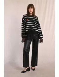 Pantalon large et enduit