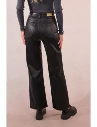 Pantalon large et enduit
