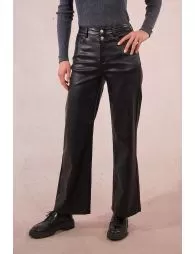 Pantalon large et enduit