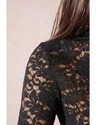 Top semi-transparent en dentelle