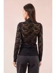 Top semi-transparent en dentelle