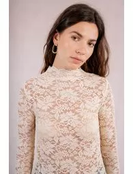 Top semi-transparent en dentelle