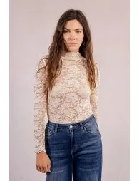 Top semi-transparent en dentelle