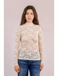 Top semi-transparent en dentelle