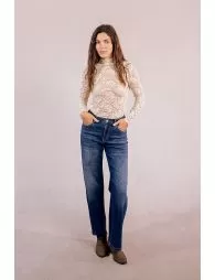 Top semi-transparent en dentelle