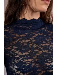 Top semi-transparent en dentelle