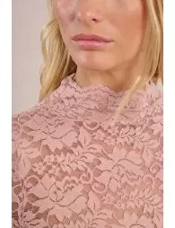 Top semi-transparent en dentelle