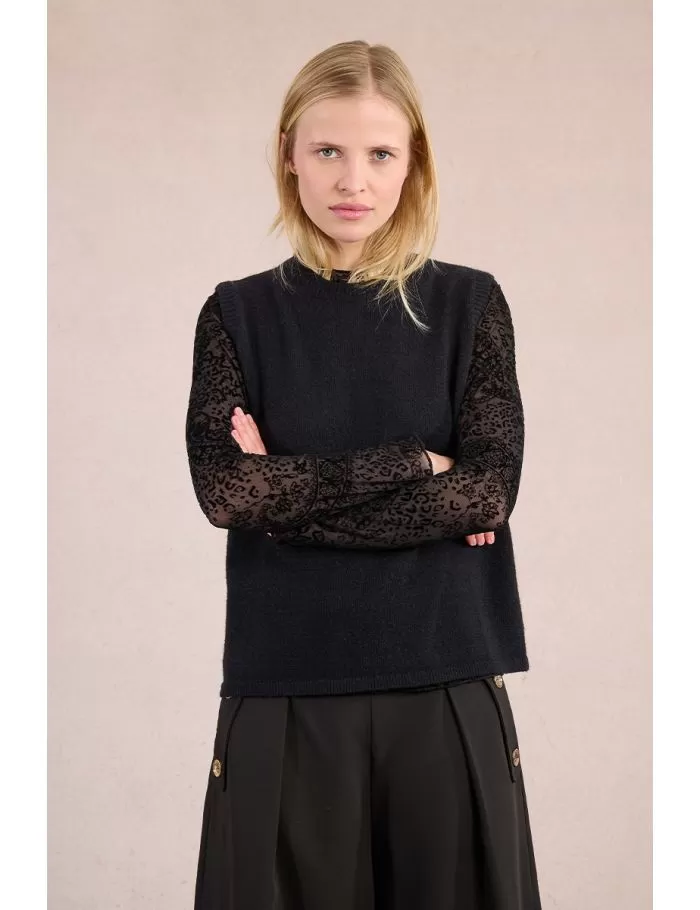 Sleeveless sweater, open at the back