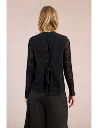 Sleeveless sweater, open at the back