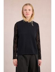 Sleeveless sweater, open at the back