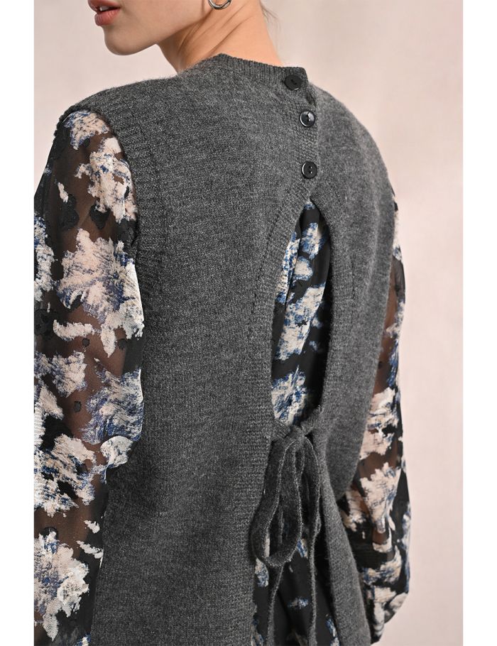 Sleeveless sweater, open at the back