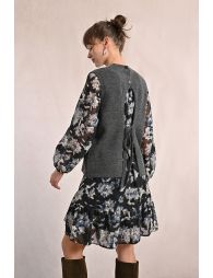 Sleeveless sweater, open at the back