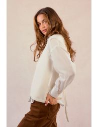 Sleeveless sweater, open at the back