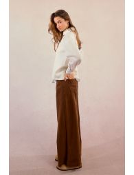 Sleeveless sweater, open at the back