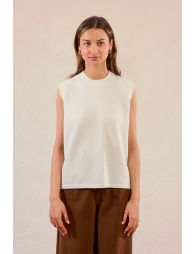 Sleeveless sweater, open at the back