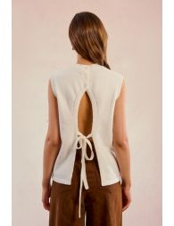 Sleeveless sweater, open at the back