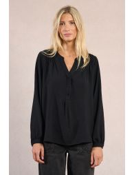 Flowing blouse with button-down collar