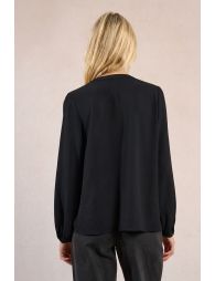 Flowing blouse with button-down collar