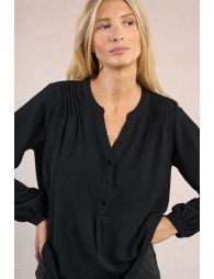 Flowing blouse with button-down collar