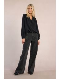 Flowing blouse with button-down collar