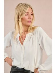 Flowing blouse with button-down collar