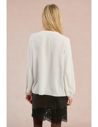 Flowing blouse with button-down collar