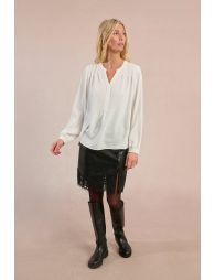 Flowing blouse with button-down collar