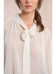 Blouse col lavallière à plumetis