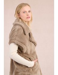 Fur-effect sleeveless jacket