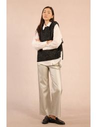 Sleeveless sweater to tie at the sides