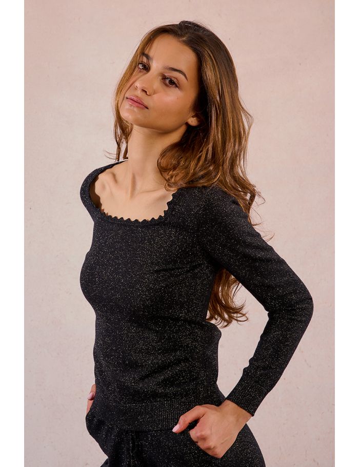 Pull ajusté, encolure carrée festonnée