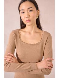 Pull ajusté, encolure carrée festonnée
