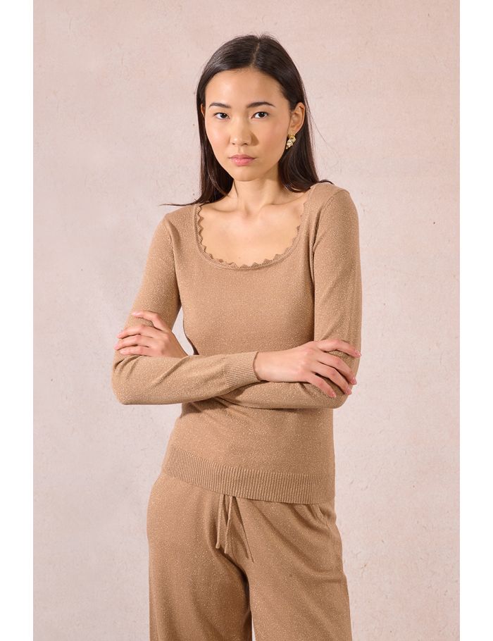 Pull ajusté, encolure carrée festonnée