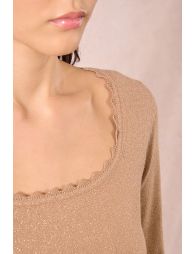 Pull ajusté, encolure carrée festonnée
