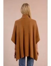 Cape en maille, boutonnée