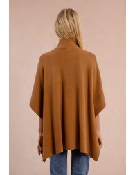 Knitted cape, buttoned